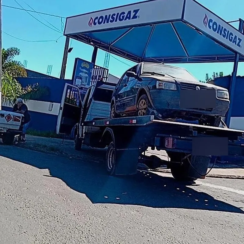 Remo&ccedil;&atilde;o de ve&iacute;culo na plataforma da JP Guincho em Tatu&iacute;