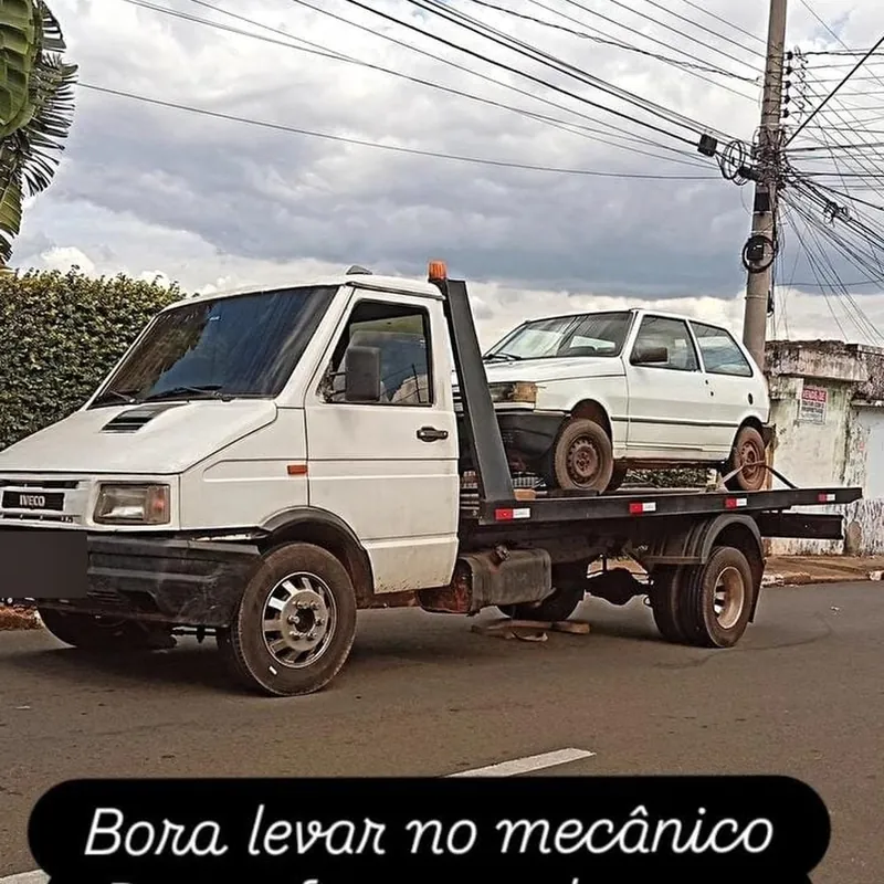 Fiat Uno branco sendo levado &agrave; oficina pela JP Guincho