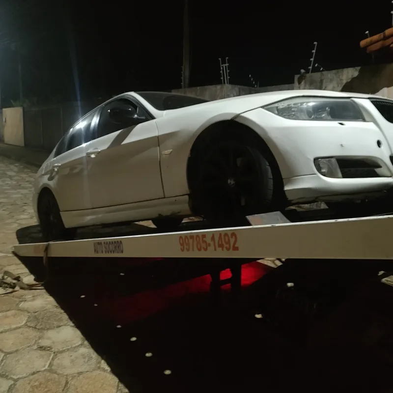 Atendimento noturno: sed&atilde; branco resgatado na plataforma &mdash; guincho 24h
