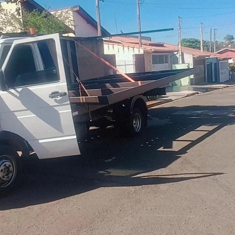 Caminh&atilde;o plataforma da JP Guincho a caminho de um atendimento