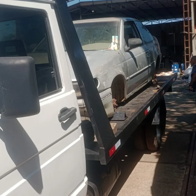 Ve&iacute;culo posicionado na plataforma para transporte at&eacute; a oficina