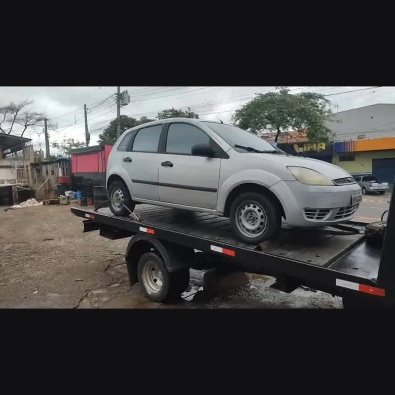 Ford Fiesta prata carregado na plataforma da JP Guincho em Tatu&iacute;