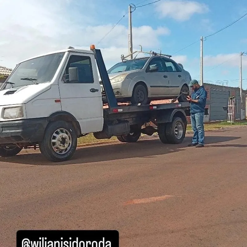 Guincho plataforma da JP Guincho com hatch prata carregado e operador ao lado
