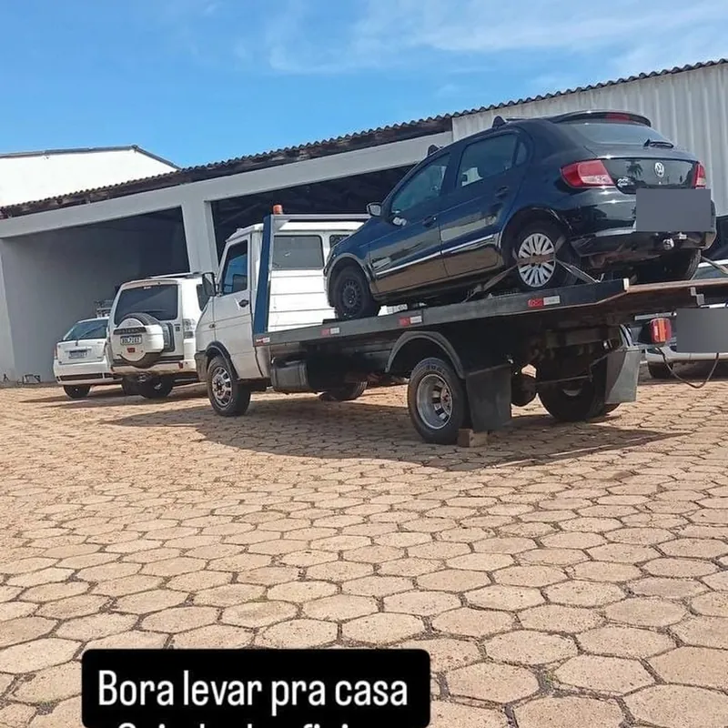 Volkswagen preto sendo retirado da oficina na plataforma da JP Guincho