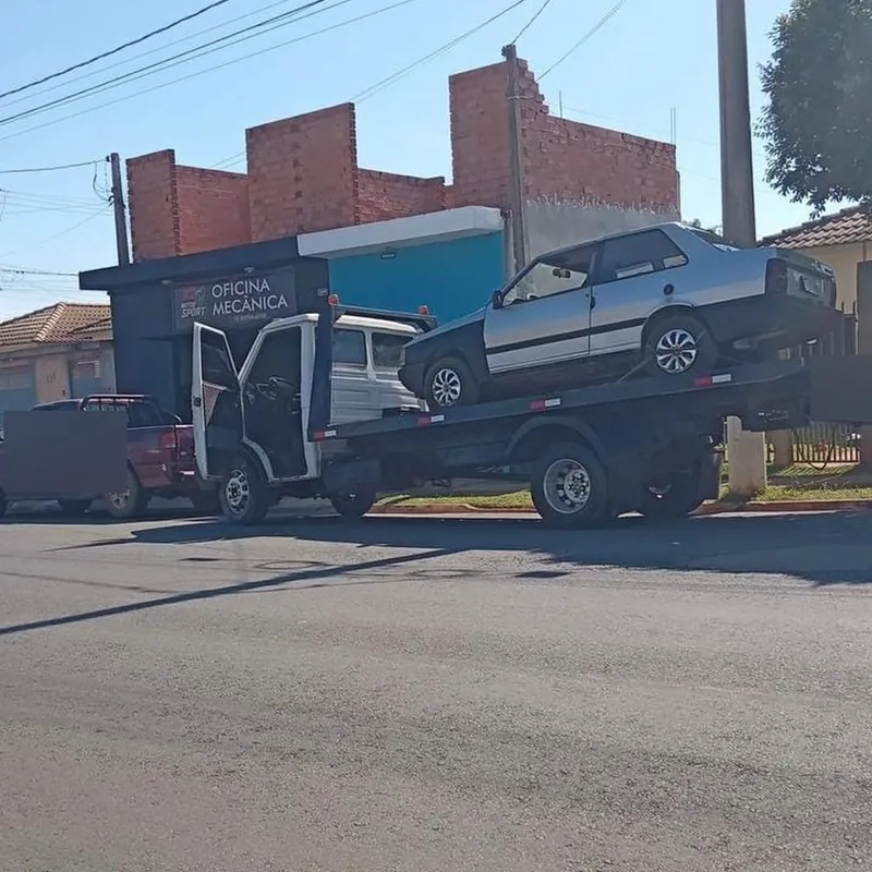 Fiat prata na plataforma em frente a oficina mec&acirc;nica em Tatu&iacute;